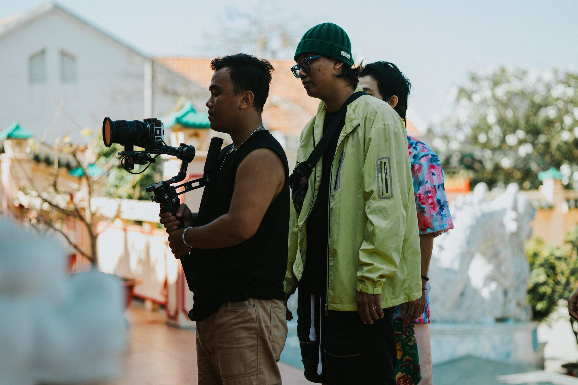 Ca Sĩ Diễn Trước Camera Khác Gì Sân Khấu — Và Tại Sao Điều Đó Quan Trọng Với MV